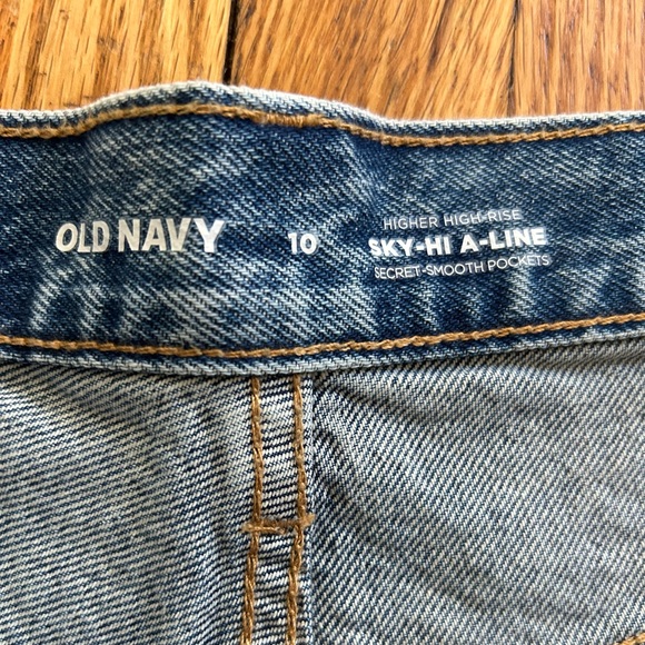 Women’s NWT Old Navy Embroidered Higher High Rise Sky Hi A Line Shorts. Size 10 - Picture 3 of 8